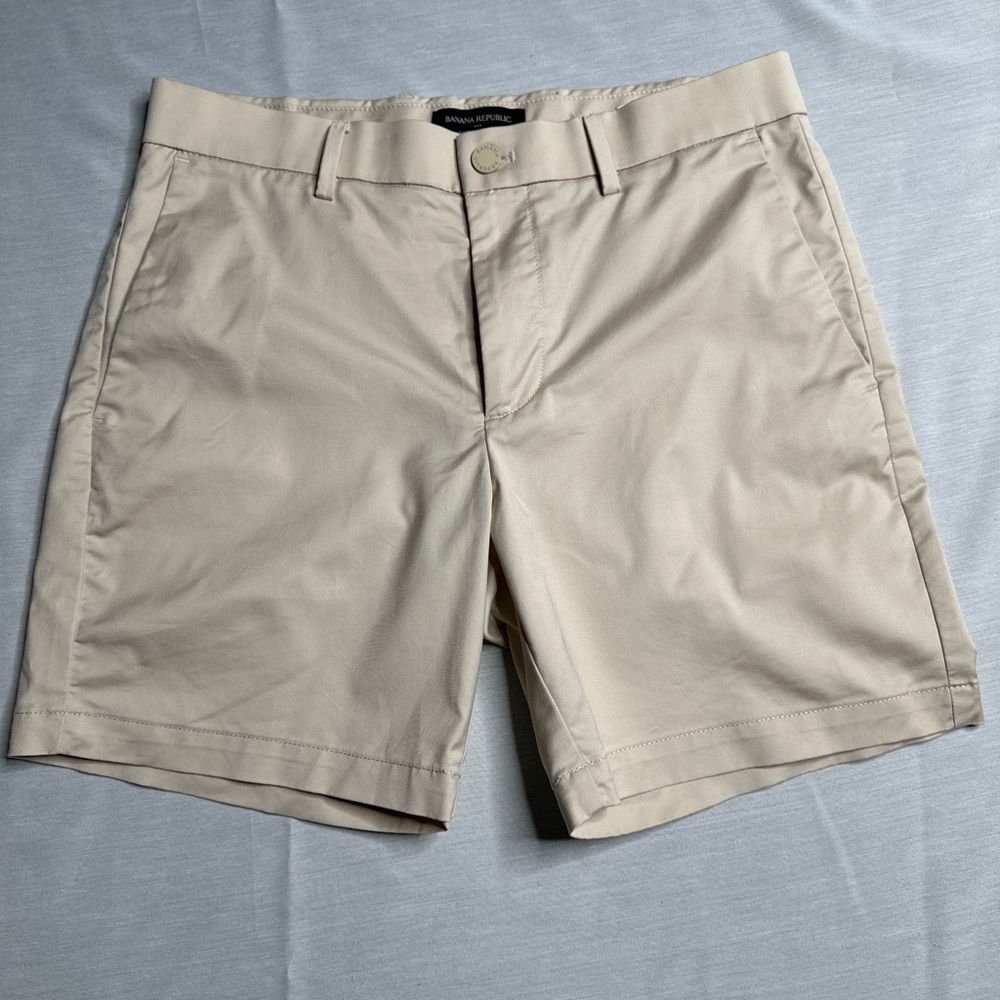 Banana Republic Men's Beige Flat Front Shorts - Picture 3 of 10